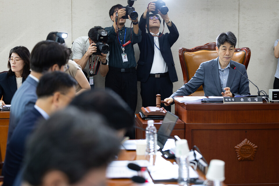 윤건영 국회 행정안전위원회 법안심사제1소위원장이 18일 국회에서 열린 제429회 국회(정기회) 행정안전위원회 제1차 법안심사제1소위원회에서 의사봉을 두드리고 있다. 행안위 법안심사1소위는 이날 검찰청 폐지와 기획재정부 기능분리, 금융감독위원회 신설 등의 내용을 담은 정부조직법 개정안을 통과시켰다. (사진=뉴스1)