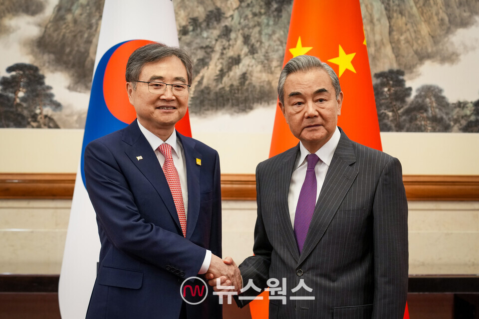 조현 외교부 장관이 17일(현지시간) 오후 베이징 댜오위타이에서 열린 한·중 외교장관회담에서 왕이 중국공산당 외사판공실 주임 겸 외교부장과 악수를 하고 있다. (사진제공=외교부)