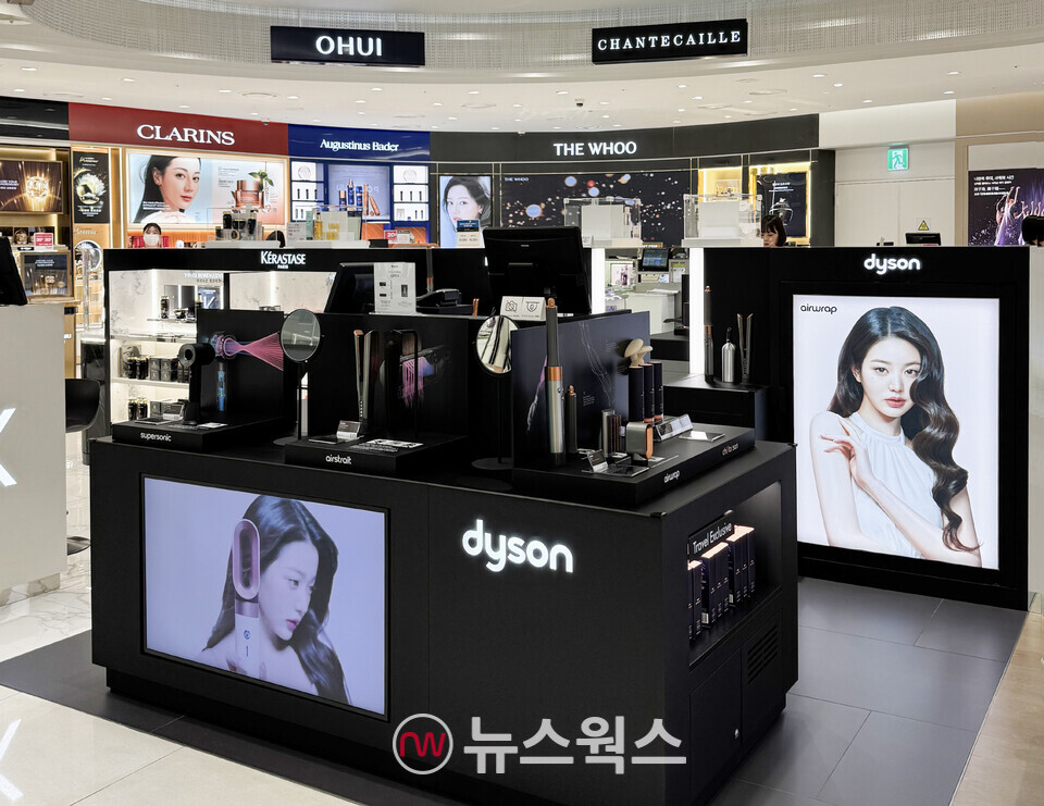 신라면세점이 인천국제공항 제2여객터미널 3층 출국장에 선보인 다이슨 단독 매장. (사진제공=신라면세점)
