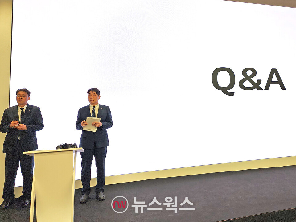 18일 서울 종로구 KT 광화문빌딩 웨스트 사옥에서 열린 KT 무단 소액결제 해킹 피해 브리핑에서 구재형(오른쪽) 네트워크기술본부장과 김영걸 서비스프로덕트본부장이 기자들의 질문에 답변하고 있다. (사진=박광하 기자)