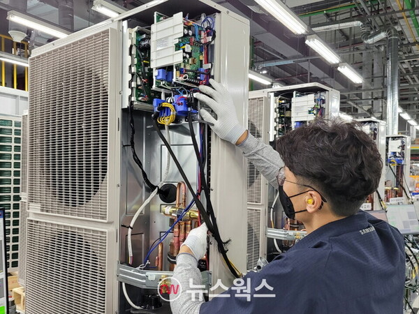 광주광역시 광산구 하남산단 6번로에 위치한 삼성전자 광주사업장에서 직원들이 '시스템 에어컨'을 생산하고 있다. (사진제공=삼성전자)