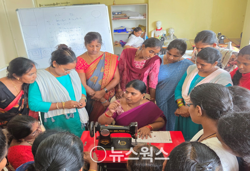 인도 안드라프라데시(AP)주 비사카파트남 주민들이 최근 LG폴리머스 재단 재봉 직업교육 훈련에 참가하고 있다. (사진제공=LG화학)
