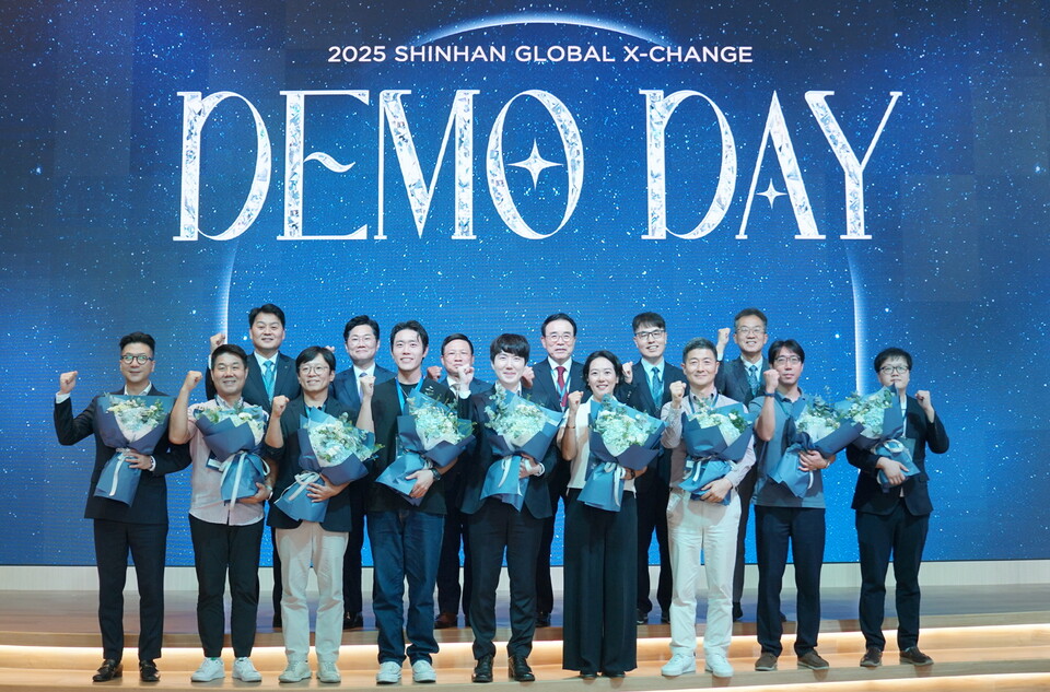 강규원(뒷줄 왼쪽부터) 신한은행 베트남법인장이 김동환 금융위원회 디지털금융정책관, 보민 투안 베트남 중앙은행 제2지부장, 조용병 은행연합회장, 김건 한국핀테크지원센터 이사장, 고석헌 신한지주 부사장 및 스타트업 관계자들과 기념촬영을 하고 있다. (사진제공=신한금융)