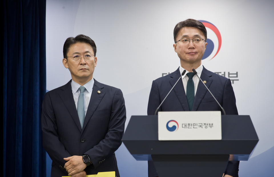  권대영(왼쪽) 금융위 부위원장과 류제명 과기부 2차관이 정부서울청사에서 합동 브리핑을 진행하고 있다. (사진제공=과학기술정보통신부)