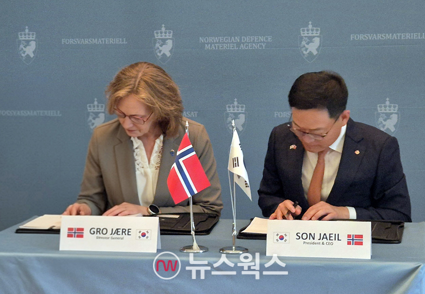 손재일(오른쪽) 한화에어로스페이스 대표가 예레 노르웨이 국방물자청(NDMA) 청장과 18일(현지시간) 노르웨이 국방물자청에서 'K9' 자주포 추가 공급 계약서에 사인하고 있다. (사진제공=한화에어로스페이스)