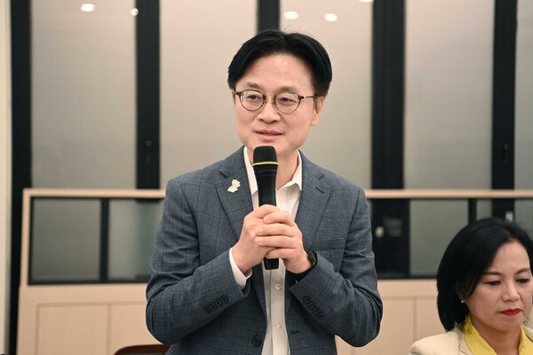 김정관 산업통상자원부 장관이 지난 16일 세종시 장군면 한식당에서 열린 '산업부 출입기자단 간담회'에서 발언하고 있다. (사진제공=산업통상자원부)