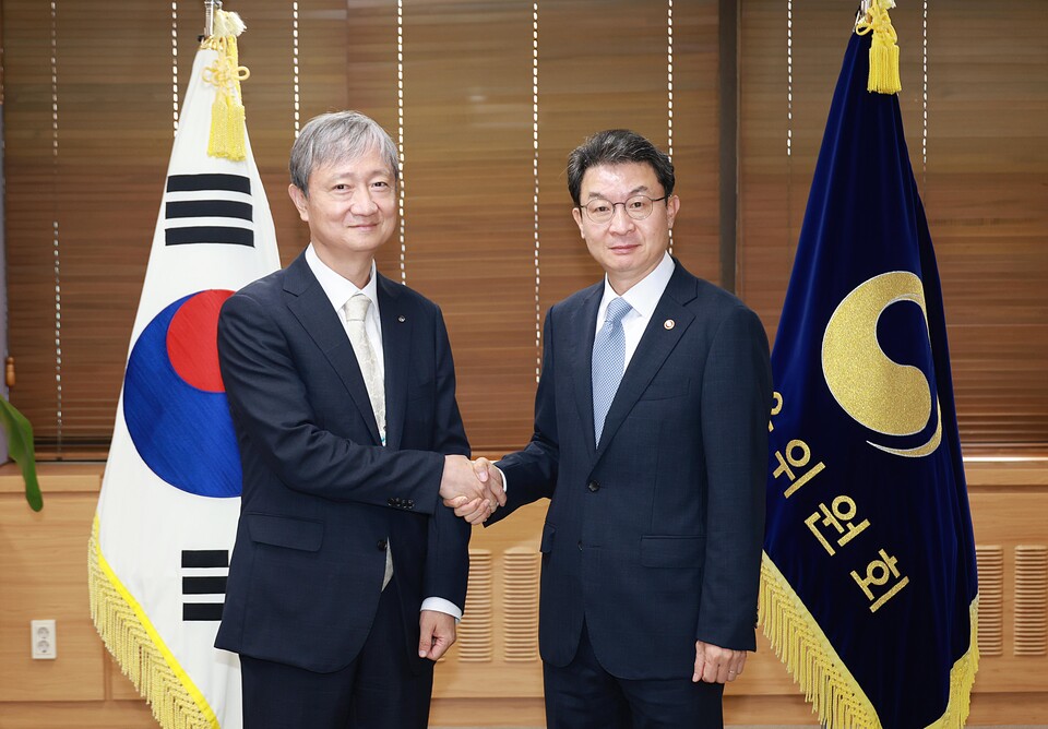 이억원(오른쪽) 금융위원장이 16일 오후 서울 종로구 정부서울청사 금융위원장 접견실에서 이찬진 금융감독원장과 첫 회동을 갖고 금융정책 및 감독방향과 관련해 금융위와 금감원이 한 팀으로 움직일 것을 다짐했다. (사진제공=금융위원회)