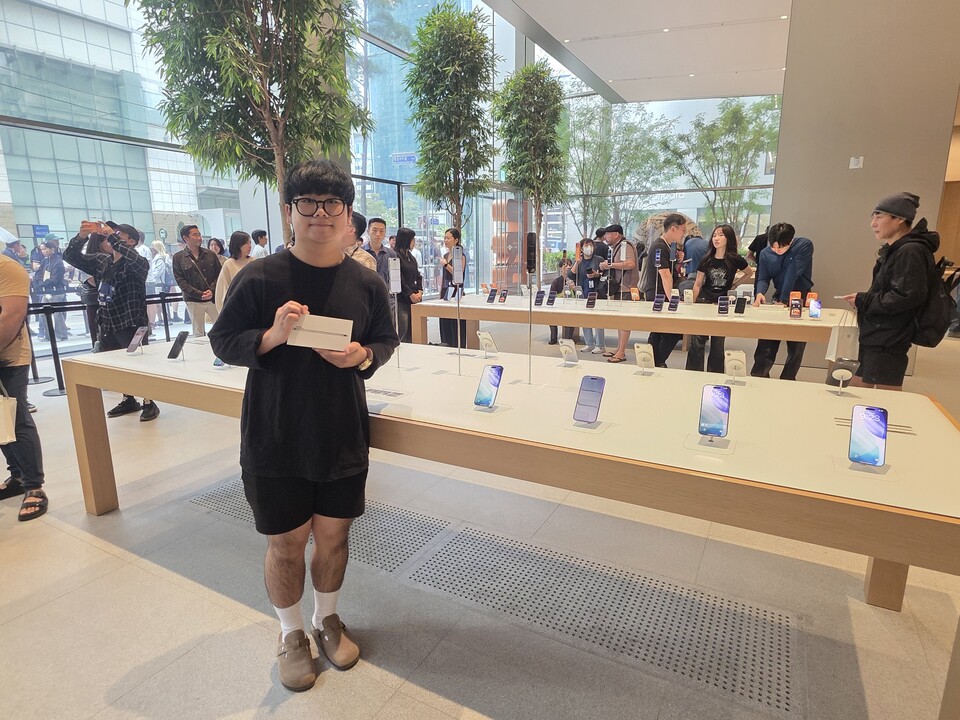 명동 애플스토어 1호 구매자 김지민(20) 씨가 '아이폰 에어''를 들고 있다. (사진=채윤정 기자)