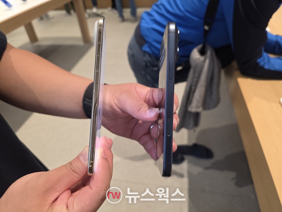 '아이폰 에어'와 '아이폰17 프로 맥스'의 두께를 비교한 모습. 아이폰 에어의 얇은 두께가 눈에 띈다. (사진=채윤정 기자)