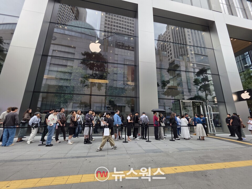 애플스코어 명동점 매장 앞에 아이폰17 시리즈 구매를 위해 줄을 쭉 늘어선 구매자들. (사진=채윤정 기자)