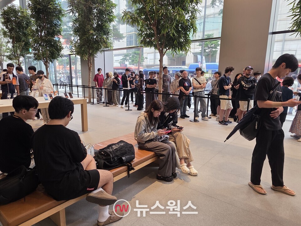 애플스토어 명동점까지 대기 줄은 쭉 이어지고 있었다. (사진=채윤정 기자)