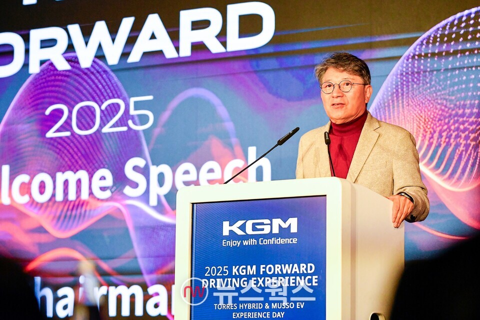 곽재선 KGM 회장이 지난 17~18일(현지시간) 독일에서 진행된 무쏘 EV와 토레스 HEV 출시 및 시승행사에서 인사말을 하고 있다. (사진제공=KGM)