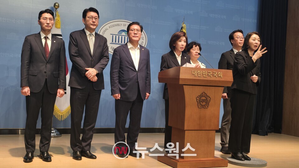 나경원(왼쪽 네 번째) 국민의힘 의원을 비롯한 국민의힘 법사위 소속 의원들이 19일 국회소통관 기자회견을 통해 서영교·부승찬 민주당 의원의 조희대 대법원장과 관련한 최근 발언에 대해 규탄하고 있다. (사진=원성훈 기자)