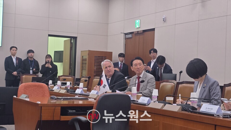 김석기 외통위원장과 인요한 국민의힘 의원이 19일 국회에서 열린 '미국 비자 관련 토론회'에서 전면을 응시하고 있다. (사진=원성훈 기자)