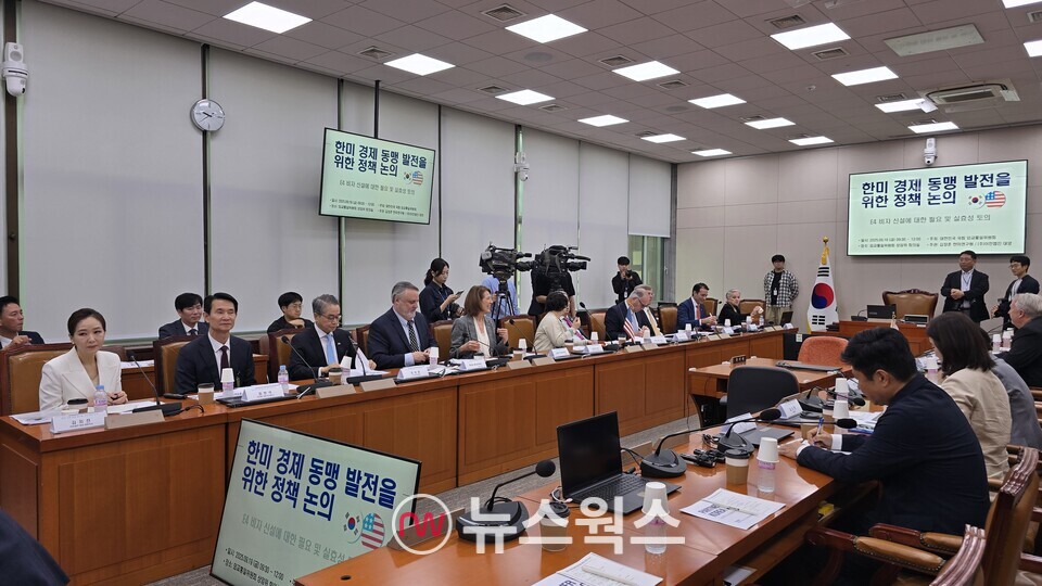 방한중인 미국전직연방하원의원(FMC)들이 19일 국회 외통위 주최로 열린 토론회에서 회의에 진지하게 임하고 있다. (사진=원성훈 기자)