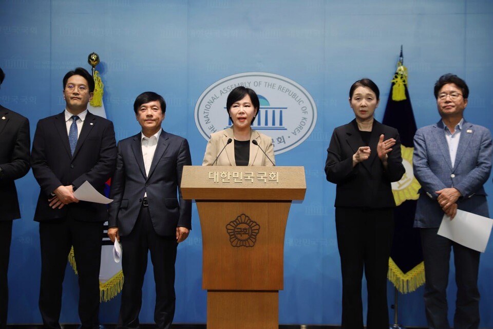 전현희(가운데) 위원장을 비롯한 더불어민주당 3대특검 종합대응 특별위원회 소속 의원들이 19일 오전 서울 여의도 국회 소통관에서 국민의힘의 위헌정당 해산심판을 촉구하는 기자회견을 하고 있다. (출처=전현희 의원 페이스북)