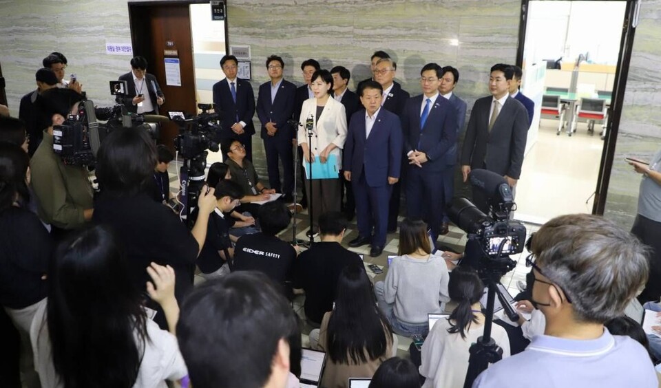 더불어민주당 3대특검 종합대응 특별위원회 전현희 위원장 및 위원들이 18일 서울 여의도 국회 의안과에 '윤석열·김건희 등의 국정농단 사건 진상규명을 위한 전담재판부 설치에 관한 법률안'을 제출한 뒤 브리핑하고 있다. (출처=전현희 의원 페이스북)