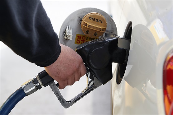 한 경차 급유 모습. (사진=안광석 기자 DB)