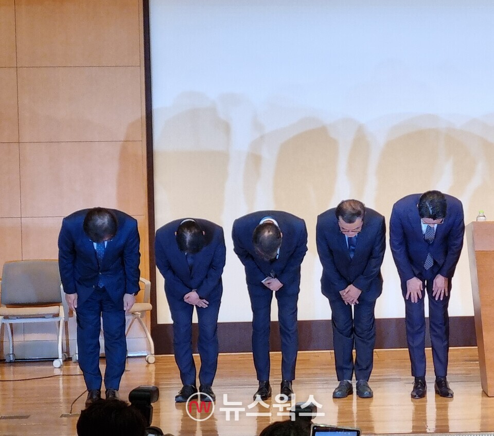 조좌진 대표를 비롯해 롯데카드 임원진들이 지난18일 부영태평빌딩 컨벤션홀에서 해킹 사고 관련 대국민 사과 및 언론 브리핑을 시작하기 전 해킹 사고에 대해 고개 숙여 사과하고 있다. (사진=손일영 기자)