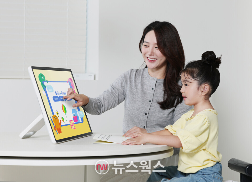 삼성전자 모델이 화면과 스탠드를 분리해 자유롭고 간편하게 사용할 수 있는 무선 이동형 스크린 '더 무빙스타일'을 체험하고 있다. (사진제공=삼성전자)