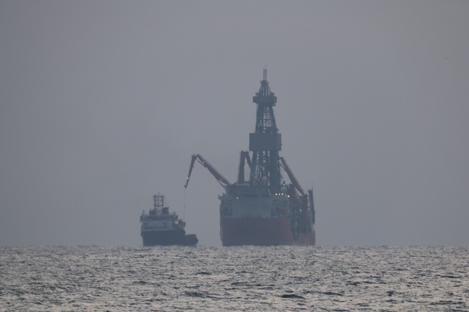 지난해 12월 경북 포항시 앞바다의 '대왕고래' 유망구조에서 시추선 '웨스트카펠라호'가 탐사 시추 작업을 하고 있다. (사진제공=포항시)