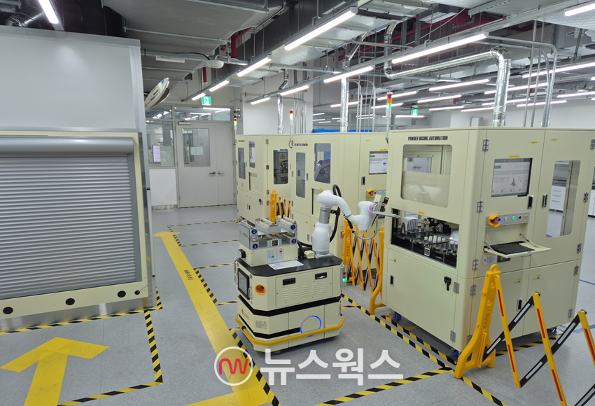 LG화학 자동화 로봇이 로봇 자동화 실험실(ASL)에서 분석 실험을 하고 있다. (사진제공=LG화학)