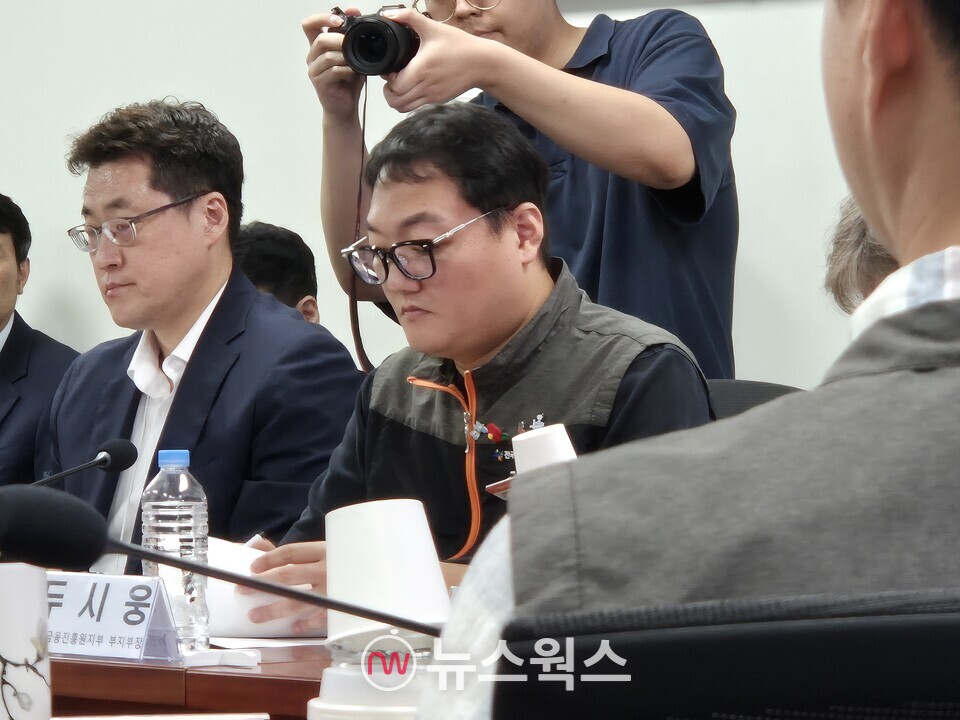 두시웅 서민금융진흥원지부 부지부장이 토론회 책자를 살펴보고 있다. (사진=정희진 기자)