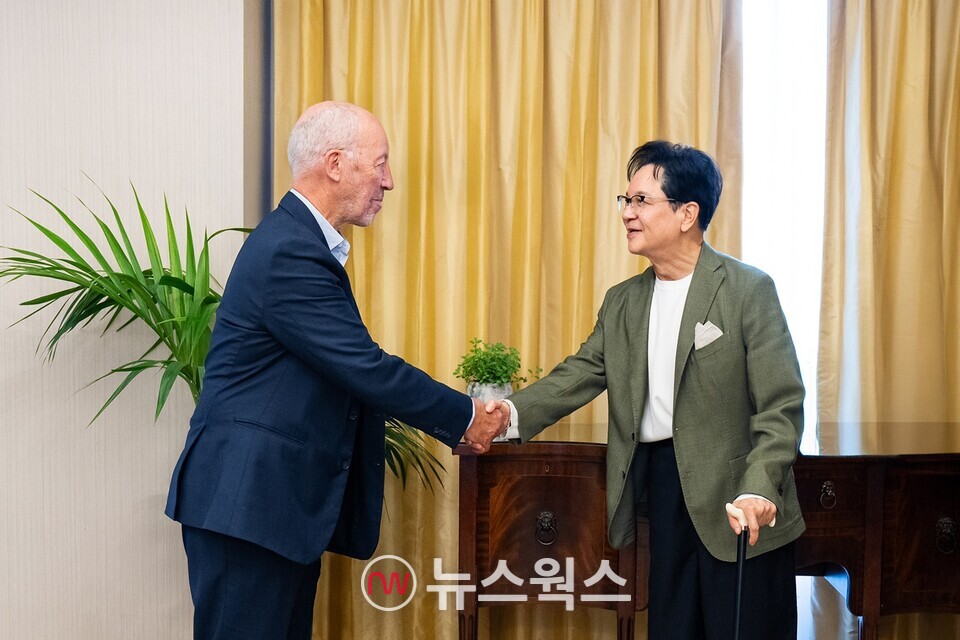 이재현 CJ그룹 회장이 영국 런던에서 스포츠 마케팅 전문가이자 '페인 스포츠 미디어 스트래티지스'를 운영 중인 마이클 페인 대표를 만나 악수를 나누고 있다. (사진제공=CJ그룹)