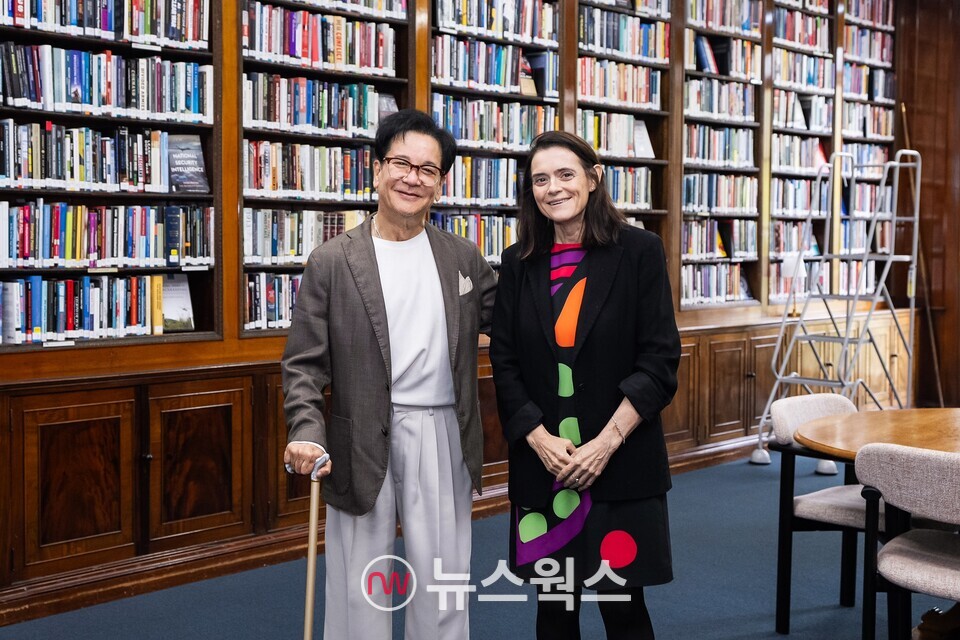 이재현 CJ그룹 회장이 영국 런던에서 글로벌 외교안보 싱크탱크인 채텀하우스의 브론웬 매덕스 소장을 만나 통상 환경 변화와 국제 정세를 논의했다. (사진제공=CJ그룹)