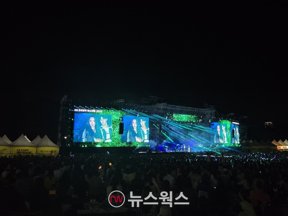 21일 서울올림픽공원 88잔디마당에서 열린 'KB 조이올팍 페스티벌 2025' 뮤직페스티벌에서 가수 이영지가 공연을 펼치고 있다. (사진=박성민 기자)