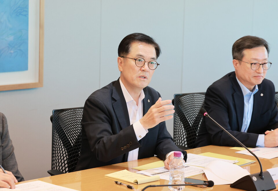 이경근 한화생명 대표가 지난 18일 열린 '고객신뢰혁신 TF' 출범 킥 오프 미팅에서 발언하고 있다. (사진제공=한화생명)