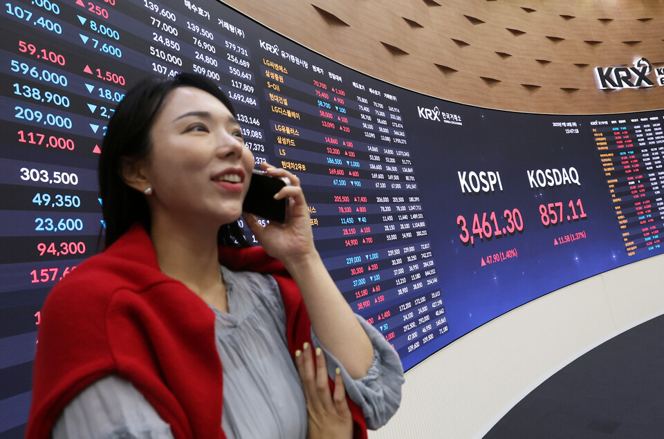 코스피가 미국의 올해 첫 기준금리 인하에 힘입어 사상 최고치를 경신한 18일 오후 서울 여의도 한국거래소 전광판에 코스피 종가 지수가 나오고 있다. (사진=뉴스1)