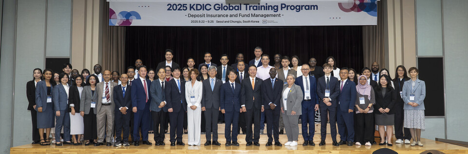 유재훈(맨 앞줄 오른쪽에서 아홉 번째) 예금보험공사 사장이 22일 예금보험공사 19층 청계홀에서 개최한 '제11회 KDIC 글로벌 트레이닝 프로그램' 개회식 직후 참가자들과 기념 촬영을 하고 있다. (사진제공=예금보험공사)