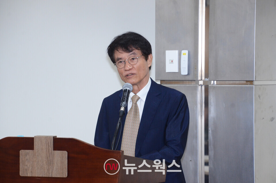 최영홍 고려대 법학전문대학원 교수 겸 유통법센터장이 프랜차이즈 차액가맹금의 법리적 부당함을 주제로 발표하고 있다. (사진제공=한국프랜차이즈산업협회)