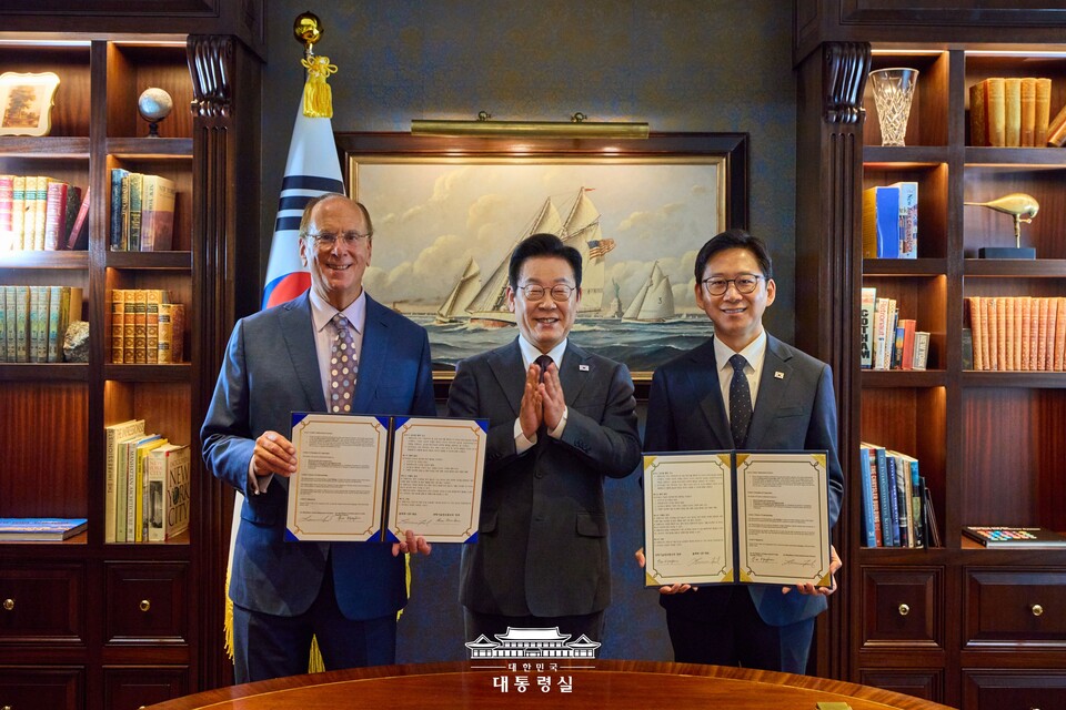 유엔총회 참석을 위해 방미 중인 이재명 대통령이 22일(현지시간) 뉴욕의 한 호텔에서 세계경제포럼 의장인 래리 핑크 블랙록 회장 및 배경훈 과학기술정보통신부 장관과 'AI 산업 글로벌 협력을 위한 MOU' 체결 기념촬영을 하고 있다. (출처=대통령실 홈페이지)