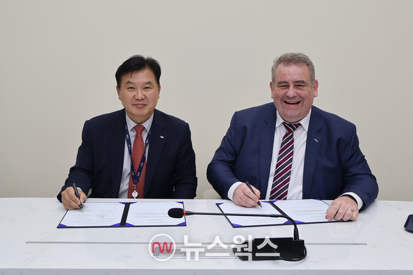 박태식(왼쪽) LIG넥스원 미사일시스템사업부문장과 하랄드 만하임 에어버스 DS 독일 대표가 지난 22일 LIG넥스원 2판교하우스에서 통합방공 분야 협력합의서(TA)를 교환하고 있다. (사진제공=LIG넥스원)