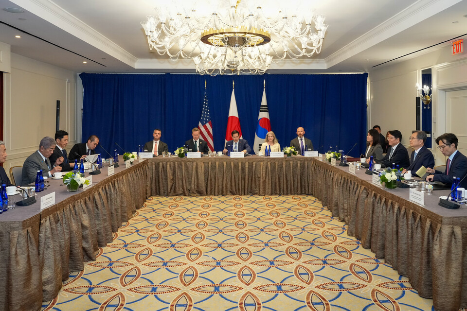 제80차 유엔총회 고위급 회기 참석차 뉴욕을 방문 중인 조현 외교부 장관이 마르코 루비오 미국 국무장관, 이와야 다케시 일본 외무대신과 22일(현지시간) 미국 뉴욕에서 한미일 외교장관회의를 하고 있다. (사진제공=외교부)