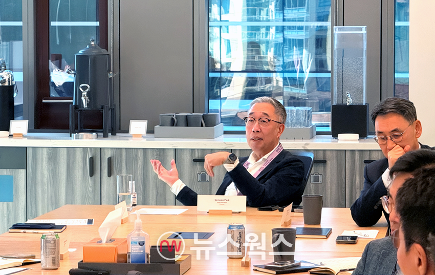 박지원 두산그룹 부회장이 22일(현지시간) 미국 시애틀 아마존 본사에서 AI 기반 경영혁신 사례에 대한 질문을 하고 있다. (사진제공=두산그룹)