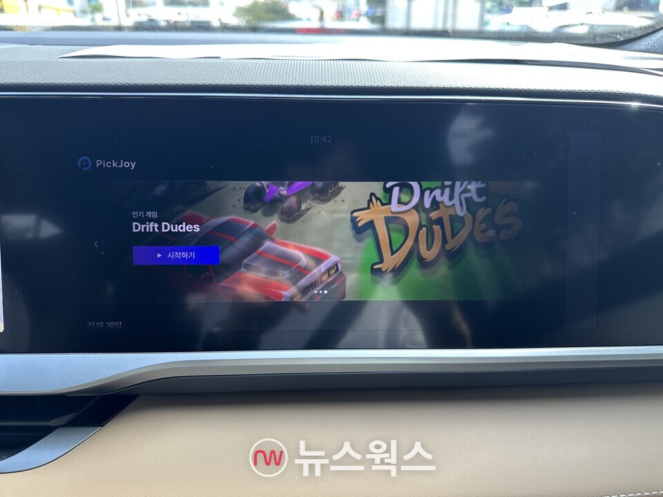 르노코리아 '2026년형 그랑 콜레오스 에스카파드'의 동승석 파노라마 스크린에서 픽조이를 실행하면 드리프트 게임을 비롯해 캐주얼 게임 20종을 즐길 수 있다. (사진=정현준 기자)