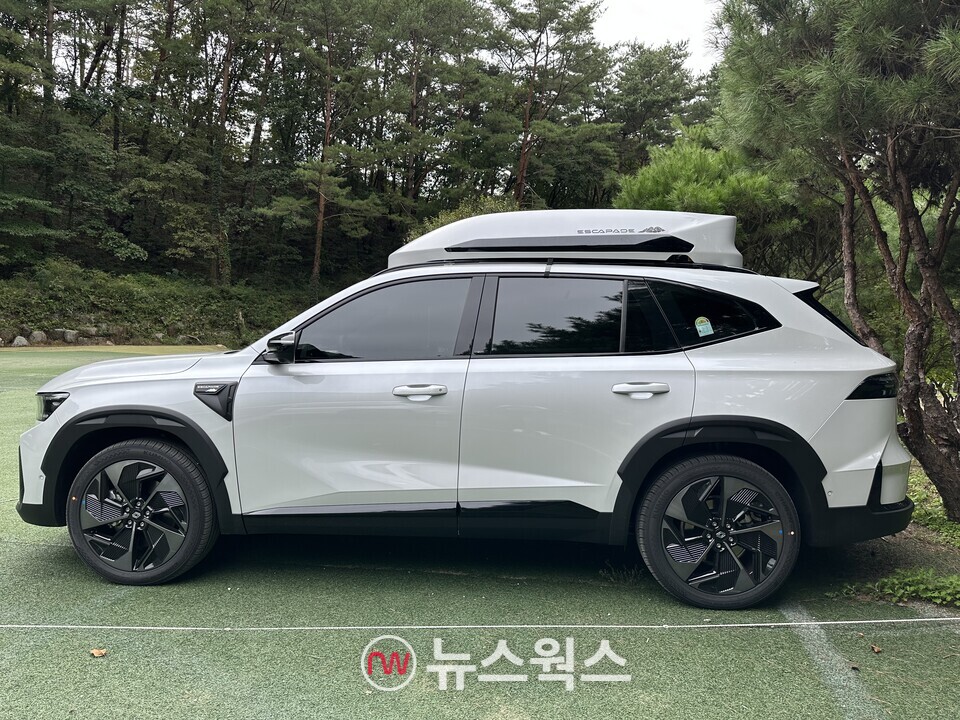 르노코리아 '2026년형 그랑 콜레오스 에스카파드 루프박스' 옆모습. (사진=정현준 기자)