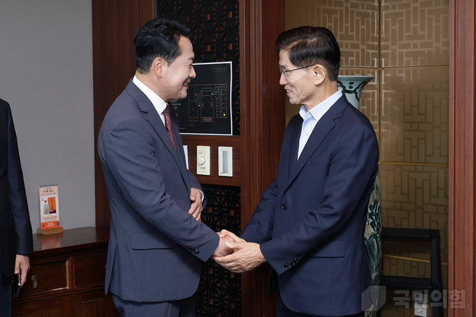장동혁 국민의힘 대표와 김문수 전 고용노동부 장관이 23일 서울 여의도 한 중식당에서 만나 오찬에 앞서 인사하고 있다. (사진제공=국민의힘)