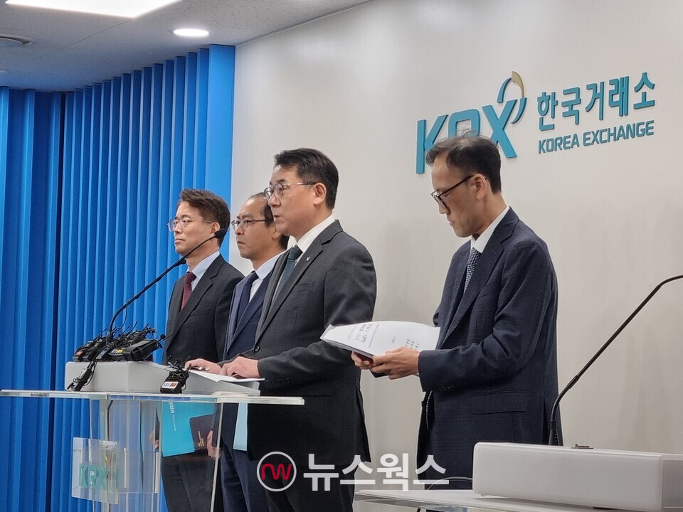 이승우(오른쪽 두번째) 금융감독원 부원장보가 23일 서울 여의도 한국거래소에서 열린 '주가조작 근절 합동대응단' 브리핑에서 발언하고 있다. (사진=김아현 기자)