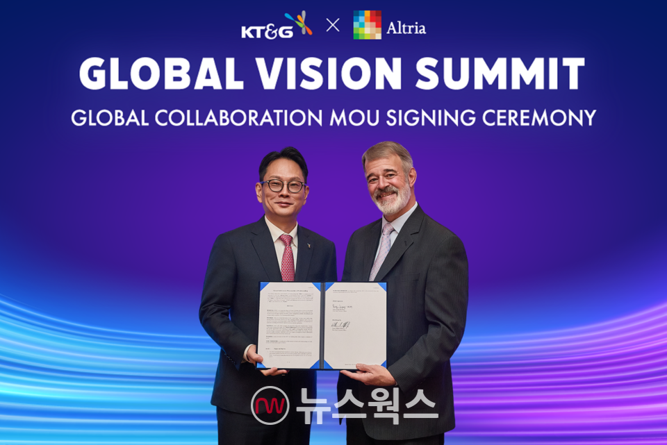 방경만 KT&G 사장이 알트라스의 빌리 지포드 CEO와 글로벌 니코틴·비니코틴 시장에서 전략적 협력 기반을 구축하는 업무협약을 체결한 뒤 기념 촬영을 하고 있다. (사진제공=KT&G)