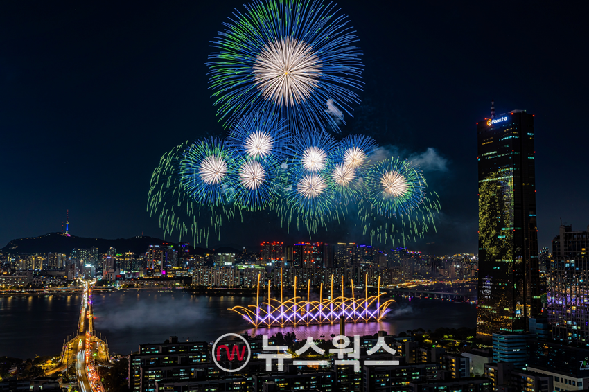 지난 2024년 서울 여의도에서 열린 한화와 함께하는 서울세계불꽃축제 모습. (사진제공=한화그룹)