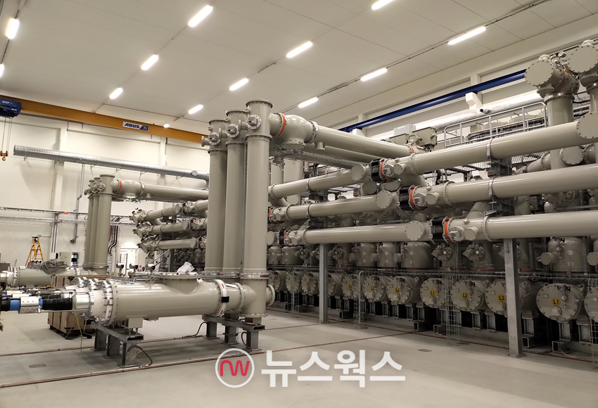 효성중공업 제작 420kV 초고압차단기. (사진제공=효성중공업)