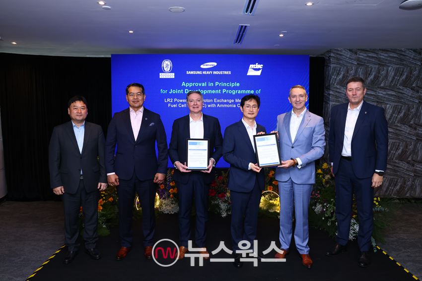 장해기(오른쪽 세 번째) 삼성중공업 기술개발본부장이 프랑스 선급(BV) 관계자들과 최근 암모니아 기반 수소 연료전지 추진 원유운반선의 기본설계 인증(Approval in Principle) 수여식에 참석하고 있다. (사진제공=삼성중공업)