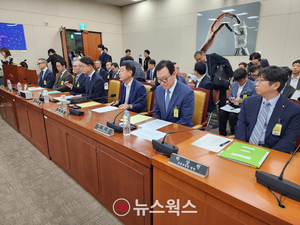 24일 국회 과학기술정보방송통신위원회가 개최한 대규모 해킹사고 및 소비자 피해 청문회 증인, 참고인들이 자리에 앉아 있다. (사진=박광하 기자)