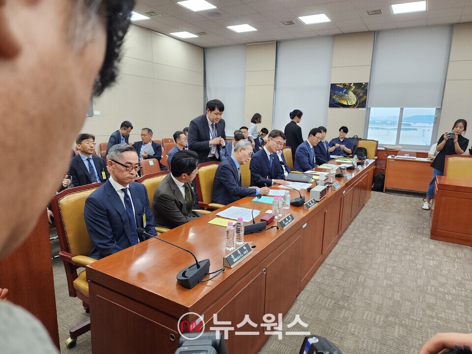 24일 국회 과학기술정보방송통신위원회가 개최한 대규모 해킹사고 및 소비자 피해 청문회 증인, 참고인들이 자리에 앉아 있다. (사진=박광하 기자)