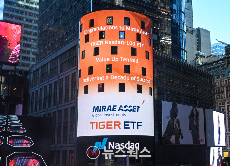 지난해 2월 'TIGER 미국나스닥100 ETF' 10만원 돌파를 기념해 미국 나스닥타워 전광판에 게재된 축하 이미지. (사진제공=미래에셋자산운용)