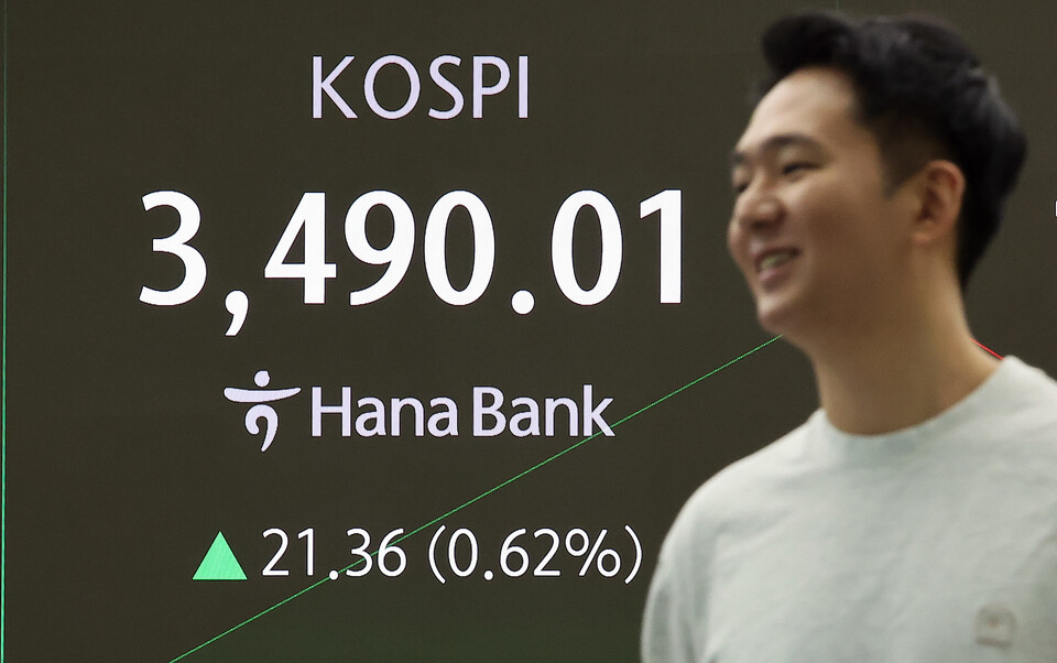 지난 23일 오전 서울 중구 하나은행 딜링룸 전광판에 개장 시황이 나오고 있다. (사진=뉴스1)